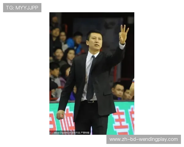 麦克风背后的智慧与挑战 CBA与足球解说员实战技巧全方位剖析 麦克风背后的智慧与挑战 CBA与足球解说员实战技巧全方位剖析